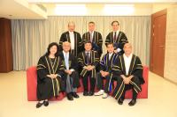 前排左起：金聖華教授、辛世文教授、沈祖堯教授、何子樑醫生、何厚浠先生; 後排左起：梁祥彪先生、楊秉樑先生、劉明康教授